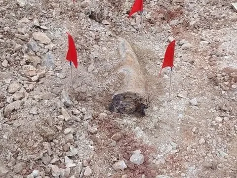 Đào đất làm nhà, người dân tá hỏa phát hiện quả bom nặng hơn 1 tấn