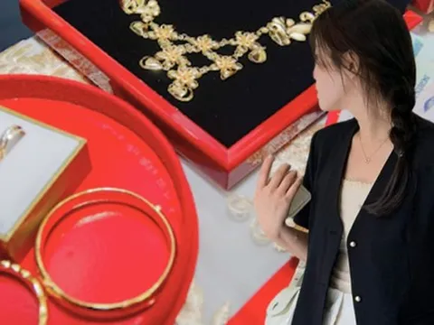 Đám cưới nhận quà là vàng: Cô dâu chú rể thấp thỏm không biết nên mừng hay lo