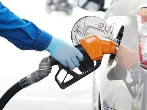 Giá xăng giảm mạnh gần 700 đồng/lít, RON 92 chỉ còn 21.759 đồng/lít