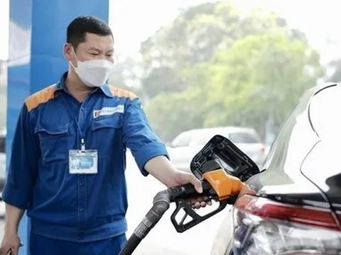 Giá xăng giảm mạnh