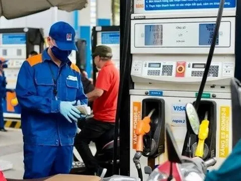 Giá xăng dầu giảm mạnh, RON 95 về dưới 22.000 đồng/lít