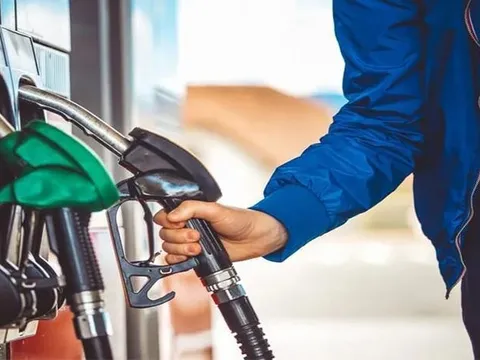 Giá xăng giảm mạnh gần 900 đồng/lít, RON 95 về dưới 22.000 đồng/lít