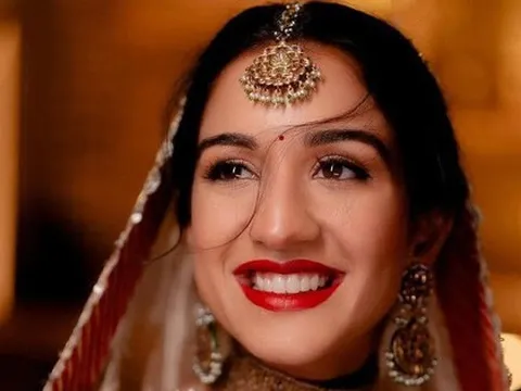 Con dâu tỷ phú giàu nhất châu Á đeo kim cương trĩu cổ trong ngày cưới