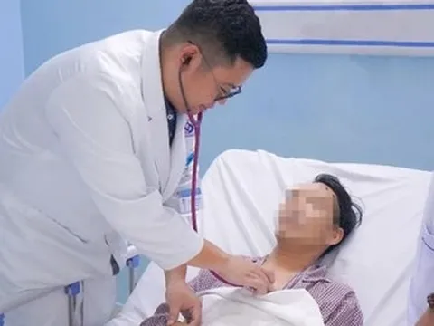 Người đàn ông đột ngột ngừng thở khi đang uống cà phê