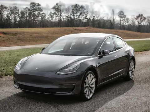 Từng là biểu tượng của sự xa xỉ và công nghệ tiên tiến, vì sao xe điện Tesla giờ bị gắn mác "thiết kế lỗi thời"?