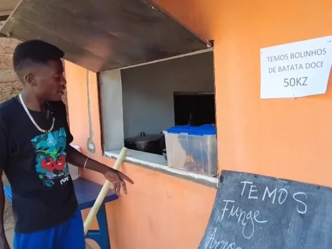 Chàng trai châu Phi mở bán bánh khoai Việt Nam ở Angola: Đắt hàng như tôm tươi, mức giá không tin nổi