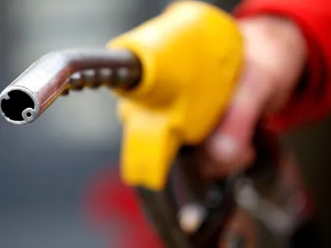 Giá xăng dầu ''trượt dài'' xuống mức thấp nhất hai tháng