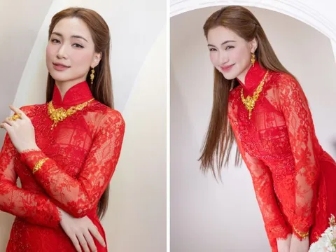 Hòa Minzy bất ngờ xuất hiện rạng rỡ trong tà áo dài đỏ, kết hợp cùng bộ trang sức vàng 24K sử dụng công nghệ chế tác Hard Gold 5G