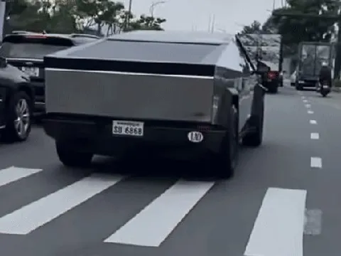 Bắt trọn Tesla Cybertruck đầu tiên lăn bánh trên đường phố Việt Nam: Lập tức gây tranh cãi về thiết kế, nhưng biển số là thứ đáng quan tâm