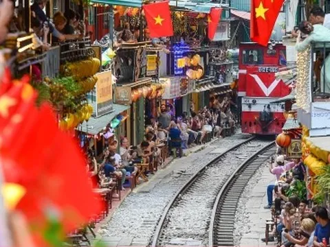 Phố cà phê đường tàu càng cấm càng đông, cấm chỗ này lại mọc chỗ khác