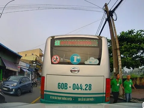Tạm đình chỉ tài xế và nhân viên xe buýt hành hung người đi đường