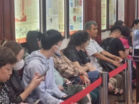 Cửa hàng ồ ạt bán vàng, người dân xếp dài từ sáng qua trưa