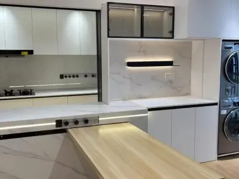 Ngày càng nhiều gia đình coi trọng bàn đảo bếp, ai có cũng nhấn mạnh: Càng dùng càng thấy tiện!