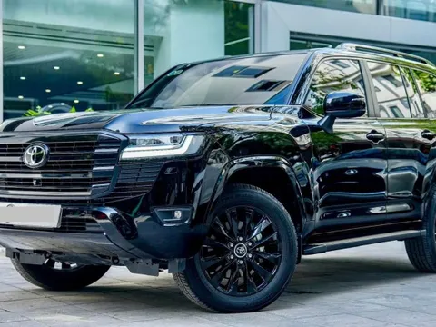 Toyota Land Cruiser hàng hiếm rao bán đắt hơn cả Lexus RX: Ngoại thất 'full' đen, nội thất độ kiểu thương gia