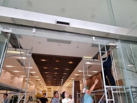 Bão Trà Mi cách Đà Nẵng 370km, khách sạn ven biển bắc giàn giáo bít kín mặt tiền