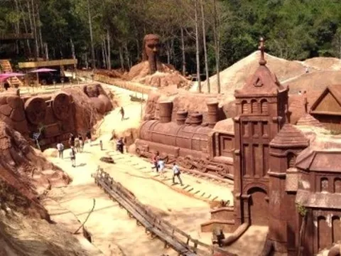 Độc lạ đường hầm đất sét ở Đà Lạt