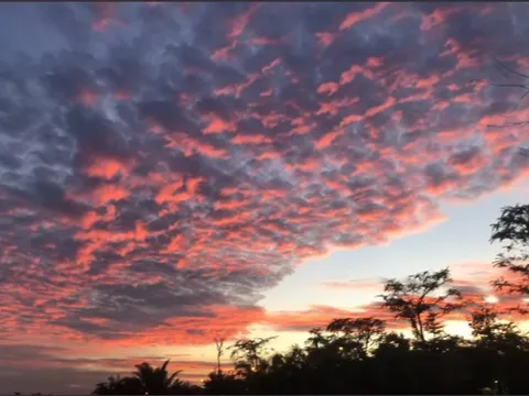 Bầu trời Hà Nội hôm nay sao lạ và đẹp quá!