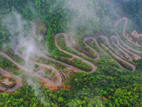 Con đường duy nhất của Việt Nam được chia thành 15 tầng, vỏn vẹn 2,5km nhưng không phải ai cũng dám đi