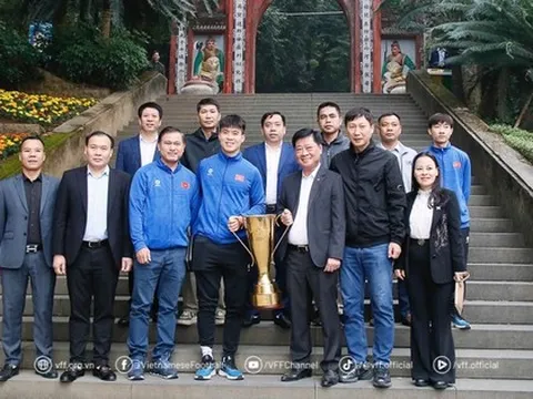Đội tuyển Việt Nam mang cúp vô địch về đất Tổ, dâng hương báo công các Vua Hùng
