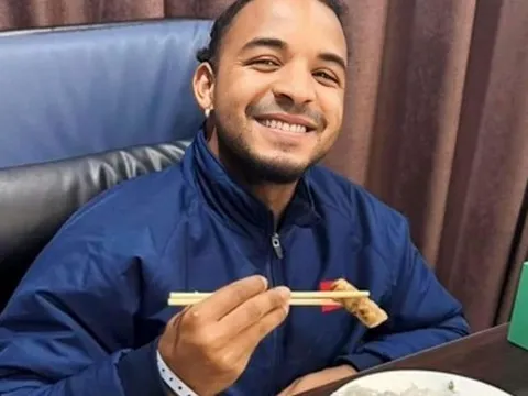 Sau chuối chiên, Xuân Son lại mê tít một món ăn “quốc dân” của Việt Nam, vừa xuất hiện đã viral khắp MXH