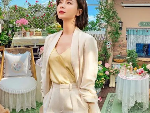 Khu vườn sân thượng rộng 20m² của người phụ nữ trung niên đẹp đến mức khiến ai cũng ngỡ đang lạc trong truyện cổ tích!