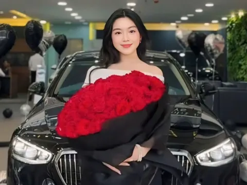 Mẫu xe giá bằng cả gia tài mà Lọ Lem nhà Quyền Linh vừa "đập hộp"