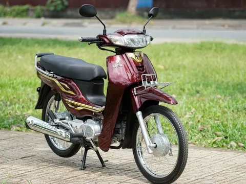 Honda Dream về đại lý Việt với số khung lộc phát cực độc: Chạy 50km/lít xăng, ánh vàng sang trọng, công nghệ hoài cổ