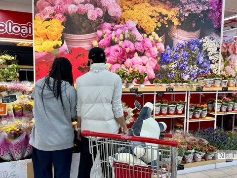 Cận kề Valentine, thị trường hoa và chocolate "nóng" lên từng ngày