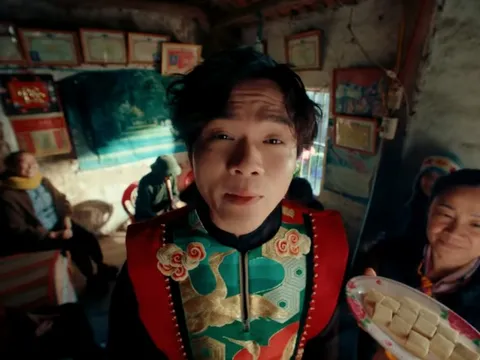 Món "bánh" mà Tuấn Cry ăn trong MV Bắc Bling khiến nhiều người tò mò, không ngờ lại là đặc sản này của Bắc Ninh