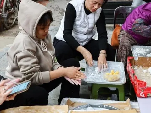 Xếp hàng mua bánh trôi, bánh chay ngày Tết Hàn thực