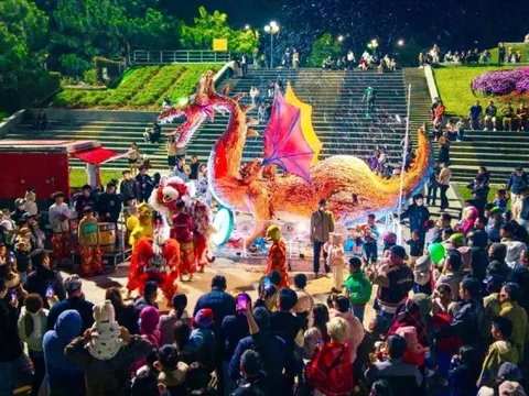 Hàng nghìn người xuống phố Đà Lạt xem linh thú khổng lồ