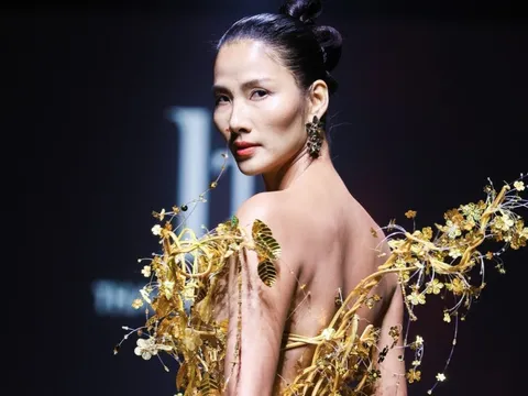 Hoàng Thuỳ đứng 1 tiếng để dát vàng lên người: Chuyện gì đây?