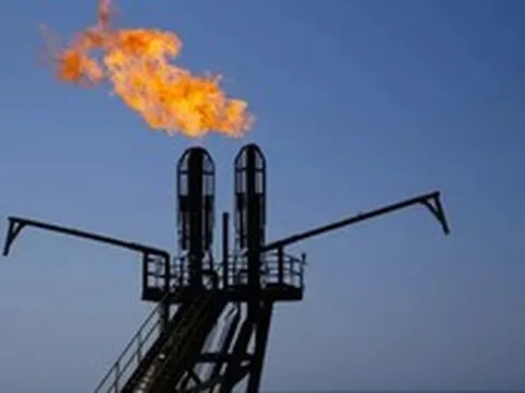 Sáng nay, giá dầu lao dốc 17,5% khi ông Trump tạm ngừng tấn công Iran trong 2 tuần