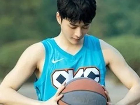 Nam diễn viên 9X điển trai biến mất khỏi showbiz suốt 3 năm, nay công khai vợ hơn 8 tuổi và con gái sinh non nặng có 1,18kg