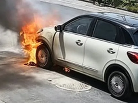 Không sạc, không sử dụng, một chiếc xe điện quen mặt của Trung Quốc bất ngờ bốc cháy