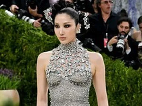 Mỹ nhân đẹp nhất thế giới 34 tuổi đổi đời nhờ 1 bài hát, vì "quá lứa lỡ thì" mà bị cả showbiz bỏ rơi