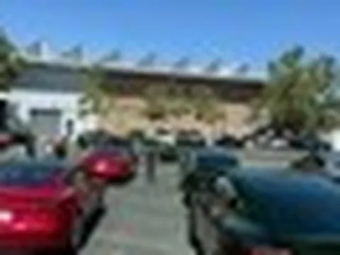 Tesla cho khách ‘xếp hàng online’ để sạc xe điện