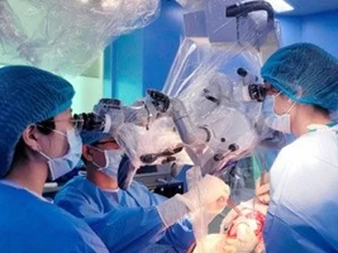 Cứu sống bé gái chuyển viện trong tình trạng "ngàn cân treo sợi tóc"