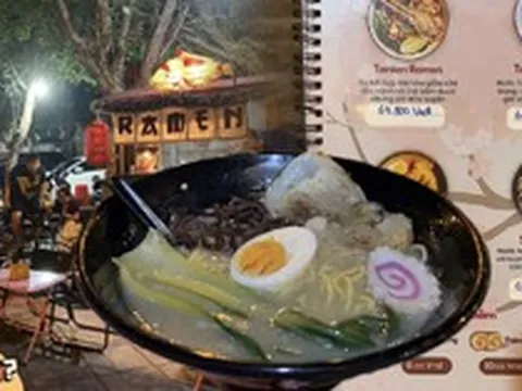 Bát ramen vỉa hè 65.000 gây sốt Hồ Tây, khách ngồi bó gối chịu nóng vẫn xì xụp khen ngon