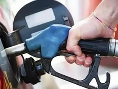Xăng RON95 tăng gần 1.500 đồng/lít