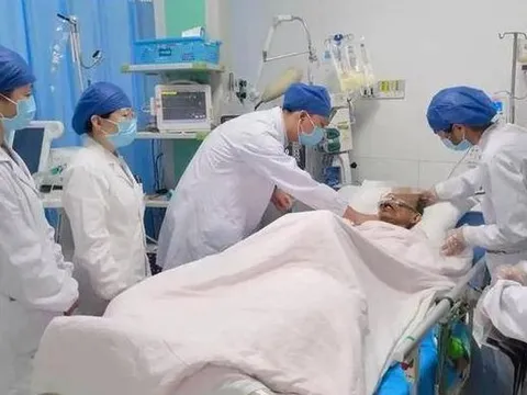 Người đàn ông 58 tuổi đột ngột tử vong sau khi nôn mửa, bác sĩ cảnh báo thói quen "cực độc"